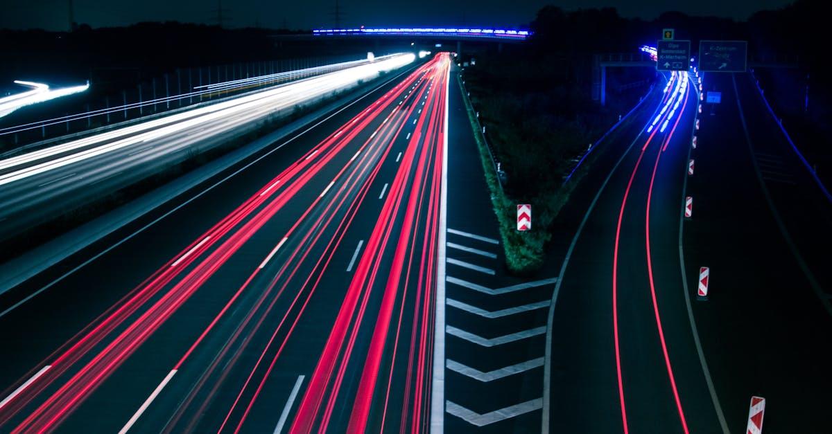 Jak przemysł motoryzacyjny wpływa na inne sektory? Odkryj efekt domina - od energii i logistyki po fintech i smart city