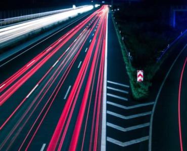 Jak przemysł motoryzacyjny wpływa na inne sektory? Odkryj efekt domina - od energii i logistyki po fintech i smart city