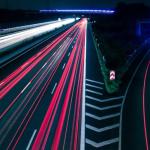 Jak przemysł motoryzacyjny wpływa na inne sektory? Odkryj efekt domina - od energii i logistyki po fintech i smart city