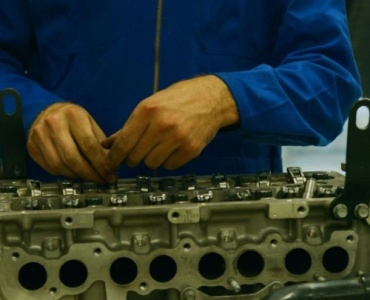 Jak przemysł motoryzacyjny wykorzystuje lean manufacturing? 9 sposobów na szybszą produkcję, mniejsze koszty i lepszą jakość