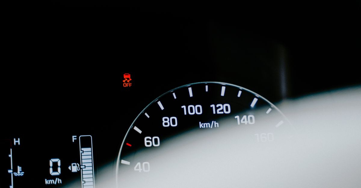 Co oznacza kontrolka check engine? Spokojnie — poznaj najczęstsze przyczyny i 5 kroków, które zrobisz sam