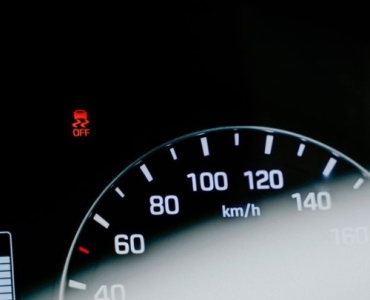 Co oznacza kontrolka check engine? Spokojnie — poznaj najczęstsze przyczyny i 5 kroków, które zrobisz sam