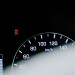 Co oznacza kontrolka check engine? Spokojnie — poznaj najczęstsze przyczyny i 5 kroków, które zrobisz sam