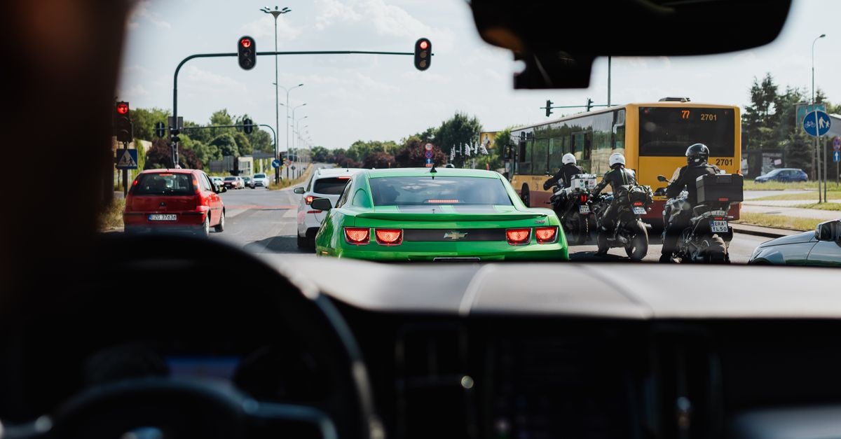 Jakie zmiany w prawie motoryzacyjnym czekają kierowców? Przewodnik po nowych przepisach, karach i ulgach