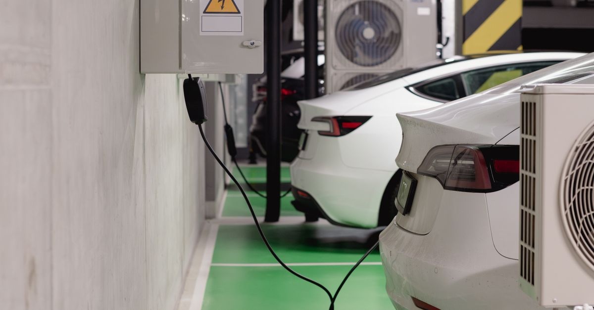 Jakie koszty generuje ładowanie auta elektrycznego? Sprawdź, ile naprawdę zapłacisz w domu, w mieście i na trasie