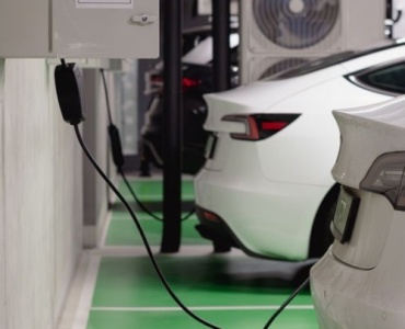 Jakie koszty generuje ładowanie auta elektrycznego? Sprawdź, ile naprawdę zapłacisz w domu, w mieście i na trasie