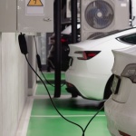 Jakie koszty generuje ładowanie auta elektrycznego? Sprawdź, ile naprawdę zapłacisz w domu, w mieście i na trasie